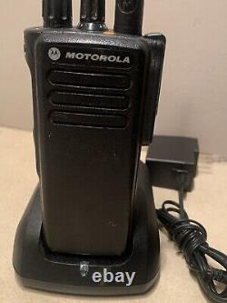 Motorola MOTOTRBO XPR7380 Radio bidirectionnelle 800/900 MHz avec Connect Plus et chargeur