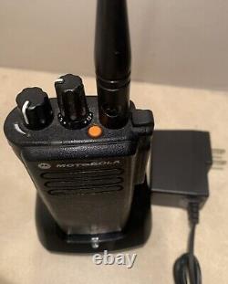 Motorola MOTOTRBO XPR7380 Radio bidirectionnelle 800/900 MHz avec Connect Plus et chargeur