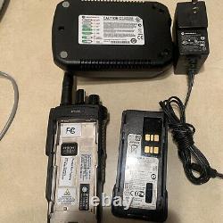 Motorola MOTOTRBO XPR7380 Radio bidirectionnelle 800/900 MHz avec Connect Plus et chargeur