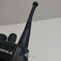 Motorola MTX8250 800 MHz Two Way Radio AAH25UCH6GB6AN can be translated to French as 'Radio bidirectionnelle Motorola MTX8250 800 MHz AAH25UCH6GB6AN'.