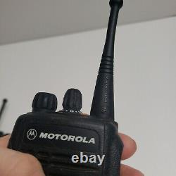 Motorola MTX8250 800 MHz Two Way Radio AAH25UCH6GB6AN can be translated to French as 'Radio bidirectionnelle Motorola MTX8250 800 MHz AAH25UCH6GB6AN'.