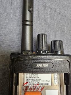 Motorola MotoTRBO XPR7550 UHF 403-512 MHz Radio bidirectionnelle AAH56RDN9KA1AN avec chargeur