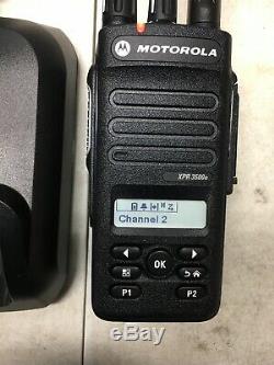 Motorola Mototrbo Xpr3500e Uhf Aah02rdh9va1an Radio À Deux Voies Avec Chargeur