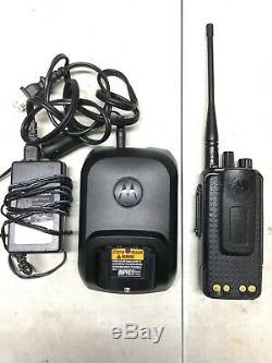 Motorola Mototrbo Xpr3500e Uhf Aah02rdh9va1an Radio À Deux Voies Avec Chargeur