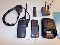 Motorola Mototrbo Xpr6300 136-174 Mhz Vhf Radio À Deux Voies Avec Chargeur Aah55jdc9ja1an