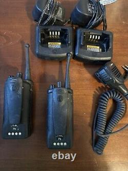 Motorola RDU4160d Lot de deux talkies-walkies d'occasion en bon état