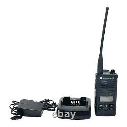 Motorola RDU4160d UHF 16Ch Two Way Radio RU4160BKN9AA 438-470MHz can be translated to French as : Radio bidirectionnelle UHF Motorola RDU4160d 16 canaux RU4160BKN9AA 438-470MHz.