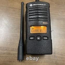 Motorola RDU4160d UHF 16Ch Two Way Radio RU4160BKN9AA translates to: Radio bidirectionnelle Motorola RDU4160d UHF 16 canaux RU4160BKN9AA.