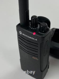 Motorola RDV5100 VHF 5 watt 10 Channel Haute puissance Radio bidirectionnelle et chargeur noir