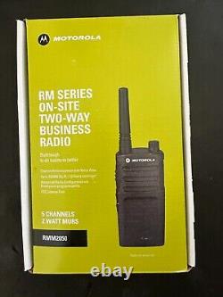 Motorola RMM2050 Radio professionnel bidirectionnel sur site, 5 canaux, 2 watts (1 unité)