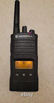 Motorola RMU2080 2W UHF Radio bidirectionnel à 8 canaux noir avec chargeur