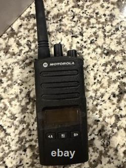 Motorola RMU2080 Radio bidirectionnel Walkie Talkie à 8 canaux. 6 au total, chacun à 160 $.