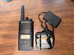 Motorola RMU2080d Radio bidirectionnelle UHF à 8 canaux, 2 watts (FONCTIONNEL, AVEC CHARGEUR)
