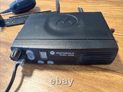 Motorola Radius CM200 UHF 438-470Mhz 40W 4Ch Radio Mobile Analogique AAM50RPC9AA1AN