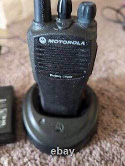 Motorola Radius CP200 146-174 MHz VHF 4 Ch Two Way Radio AAH50KDC9AA1AN avec chargeur