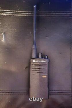 Motorola Rdx Rdu4100 Radio À Deux Voies Avec Motorolla Hkln4606a Haut-parleur À Distance Micro