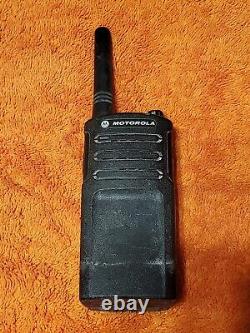 Motorola Rmu2040 Uhf Radio Commerciale À Deux Voies Rmu2040bhlaa Avec Batterie Et Chargeur