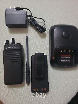 Motorola Uhf Xpr 3300 Radio À Deux Voies Avec Accessoires