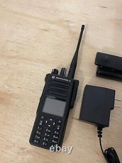 Motorola Une Unité Xpr7580 800/900 Mhz Radio Aah56ucn9wb1an Légèrement Utilisé