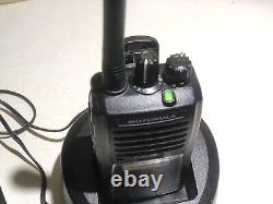 Motorola VX-261 VX-261-G7-5 UHF Radio à Deux Voies Portable à Main 16 Canaux Noir 5 Watts
