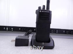 Motorola XPR 7350e AAH56JDC9WA1AN Radio bidirectionnelle VHF Walkie Talkie avec chargeur