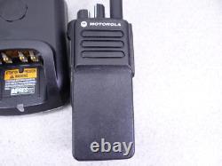 Motorola XPR 7350e AAH56JDC9WA1AN Radio bidirectionnelle VHF Walkie Talkie avec chargeur