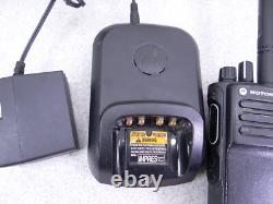 Motorola XPR 7350e AAH56JDC9WA1AN Radio bidirectionnelle VHF Walkie Talkie avec chargeur
