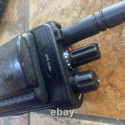 Motorola XPR 7550e RADIO BIDIRECTIONNEL AAH56RDN9RA1AN avec batterie, antenne, microphone et clip
