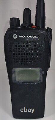 Motorola XTS2500 1.5 VHF 136-174 MHz P25 Digital Two Way Radio H46KDD9PW5BN translates to:
Radio bidirectionnelle numérique Motorola XTS2500 1,5 VHF 136-174 MHz P25 H46KDD9PW5BN