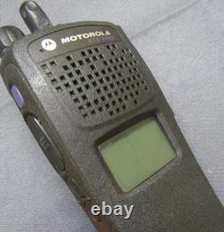 Motorola XTS2500 radio bidirectionnelle P25 VHF 136-174 MHz H46KDD9PW5BN avec chargeur
