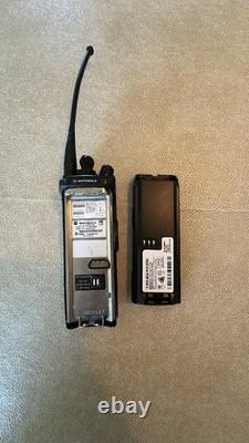 Motorola XTS 5000 II P25 Radio bidirectionnel 800MHz avec chargeur, batterie et antenne