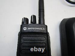 Motorola Xpr3300 Mototrbo 136-174 Mhz Vhf Radio À Deux Voies Avec Chargeur Aah02jdc9ja2an