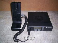 Motorola Xpr4550 Radio Dans Les Deux Sens Avec Micro De Bureau Aam27qnh9la1an Travail Garanti