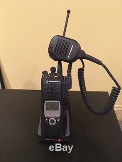 Motorola Xts5000 Two Way Radio Apco 25 Numérique Withcharger, Mic, Batterie Et Antenne