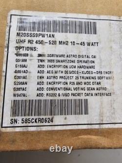 NOUVEAU dans la boîte Motorola XTL5000 450-520 MHz UHF P25 45w Radio bidirectionnelle M20SSS9PW1AN