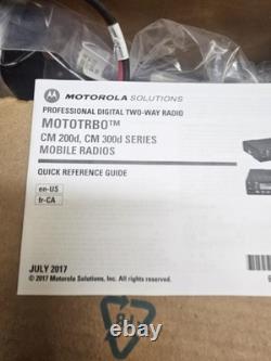 NOUVEAU dans la boîte Radio bidirectionnelle analogique UHF Motorola CM200d 403-470 MHz AAM01QPC9JC1AN