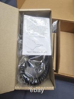 NOUVEAU dans la boîte Radio bidirectionnelle analogique UHF Motorola CM200d 403-470 MHz AAM01QPC9JC1AN