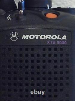 NOUVELLE radio bidirectionnelle Motorola XTS 5000 VHF (136-174 MHz) H18kef9pw6an AZ489FT3804