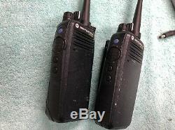 Paire Motorola Mototrbo Xpr Xpr6100 Uhf 6100 Radios Bidirectionnelles Avec Chargeur