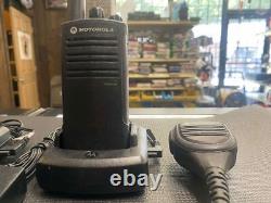 Paire de radios bidirectionnelles Motorola Rdx Rdu4100 avec un microphone et un chargeur Ppsdm