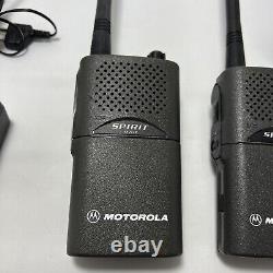 Paire de talkies-walkies bidirectionnels Motorola Spirit MV11C avec chargeurs testés.