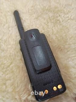 RADIO BIDIRECTIONNEL MOTOROLA MOTOTRBO XPR 3500e UHF AVEC ANTENNE EN BON ÉTAT