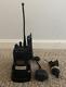 Radio Portable Bidirectionnelle Motorola Xts 1500 Modèle H66ucd9pw5bn Avec Batterie Et Microphone