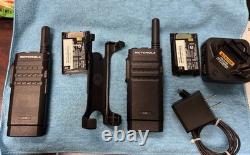 Radio Portables Bidirectionnelles Motorola SL300 Noires avec Piles et Socle de Charge