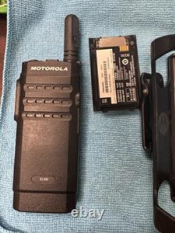 Radio Portables Bidirectionnelles Motorola SL300 Noires avec Piles et Socle de Charge