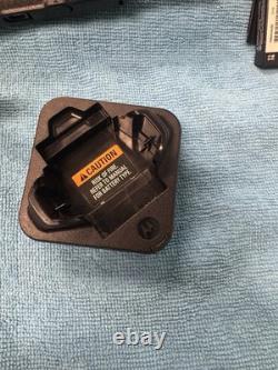Radio Portables Bidirectionnelles Motorola SL300 Noires avec Piles et Socle de Charge