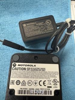 Radio Portables Bidirectionnelles Motorola SL300 Noires avec Piles et Socle de Charge