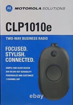 Radio Professionnelle Motorola CLP1010e Bi-Directionnelle avec Batterie Li-Ion de 18 Heures et Couverture de 100 000 Pieds Carrés