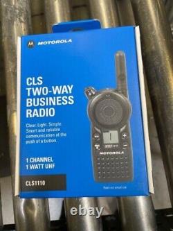 Radio bidirectionnelle Motorola CLS1110 noire.