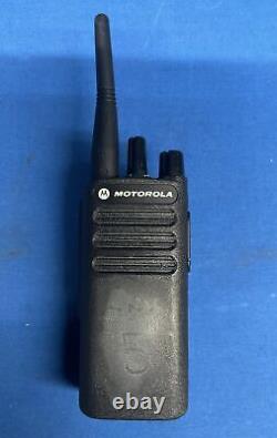 Radio bidirectionnelle Motorola CP100d à 16 canaux avec antenne et batterie